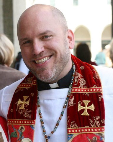 <i>Podcast: Who’s On Bainbridge: <br>Clergy on Bainbridge:</i> Meet the new rector of Grace Church – Tommy Dillon